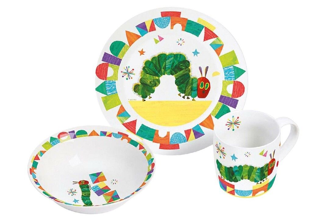 Dreiteiliges GEDA Frühstücksset Raupe Nimmersatt. Teller, Schüssel und Becher mit Raupen-Illustration und geometrischen Mustern.