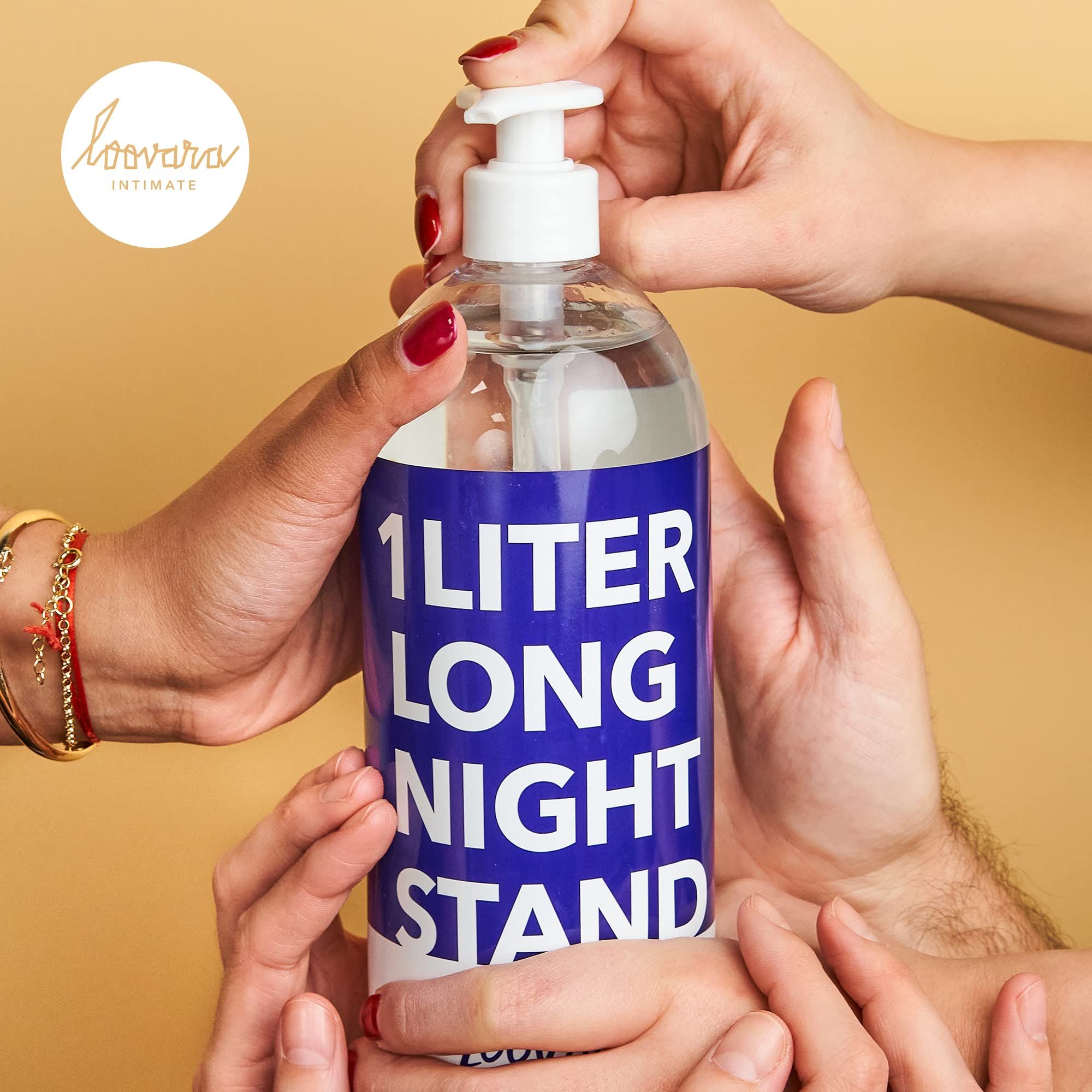 Hände halten eine 1-Liter-Flasche Loovara Long Night Stand Gleitmittel mit Pumpspender.