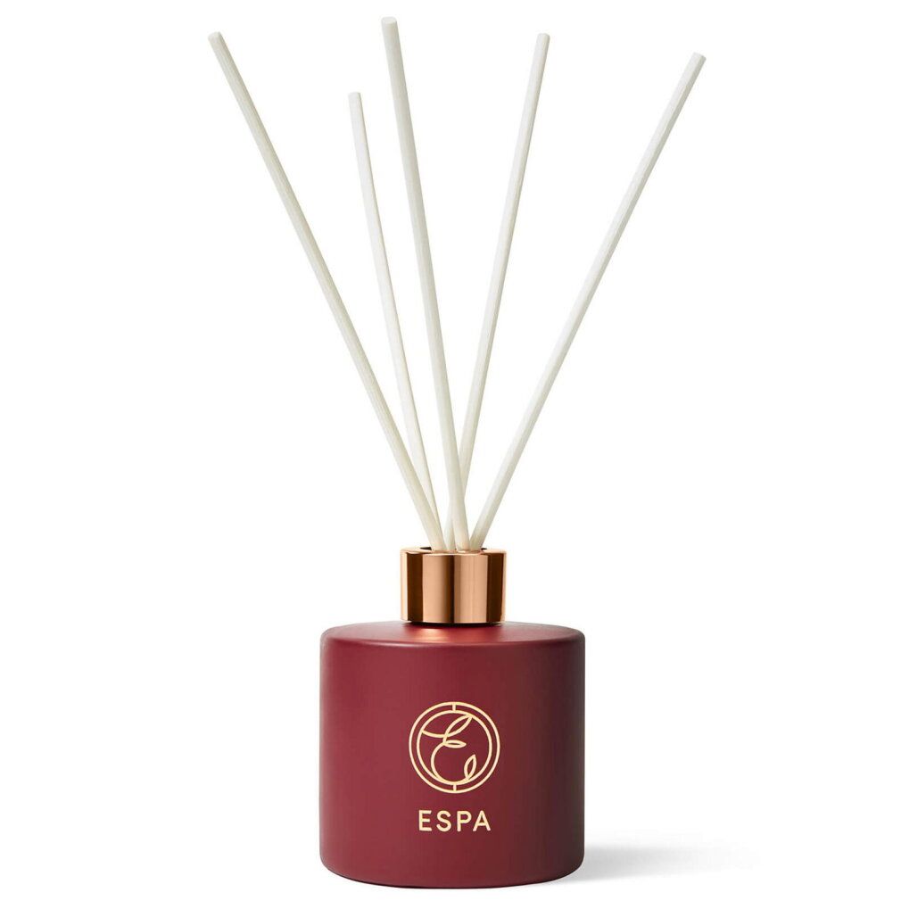 Espa Frankincense & Myrrh Reed Diffuser mit fünf Stäbchen in einem runden, dunkelroten Flakon mit goldenem Logo.