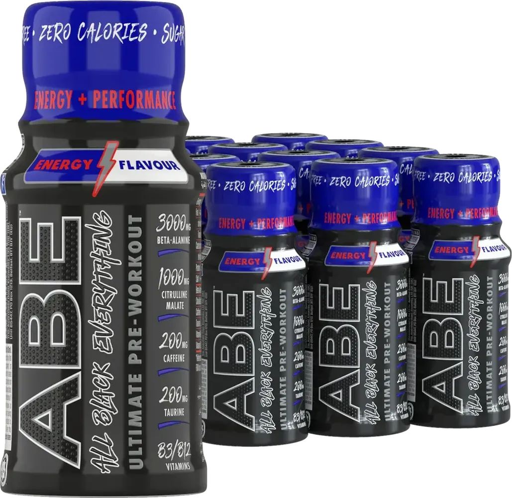 Mehrere Flaschen mit schwarzem Etikett. Aufschrift: ABE, Ultimate Pre-Workout. Blaue Kappe. Enthält Beta-Alanin, Koffein und Taurin.