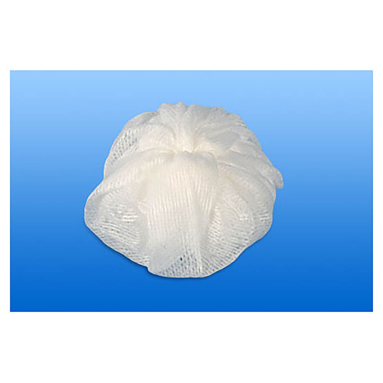 Einzelner weißer Vliesstofftupfer. Runde Form, leicht zerknittert.