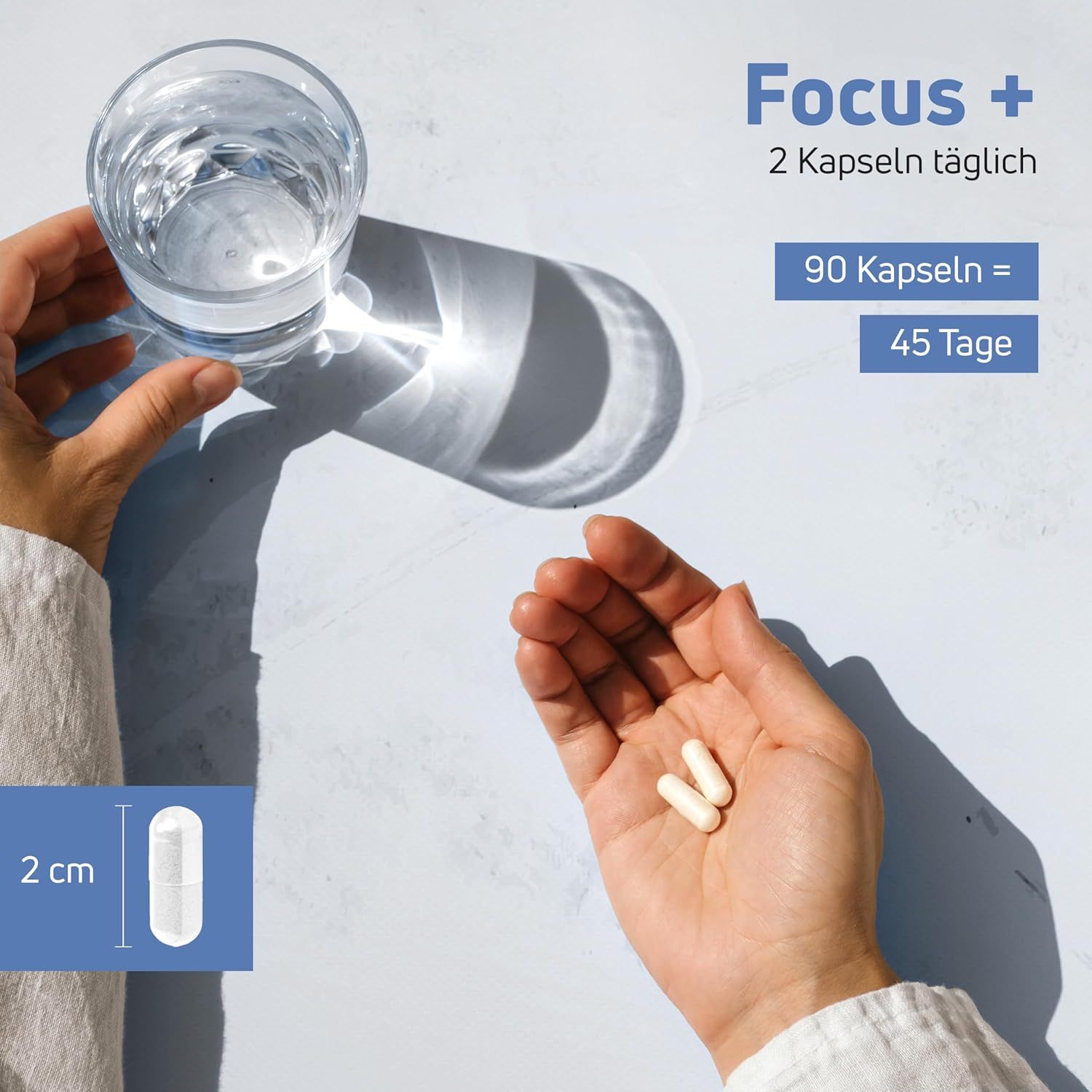 Hände halten Kapseln. Aufschrift: Focus+, 2 Kapseln täglich. 90 Kapseln = 45 Tage. Eine Kapsel ist 2 cm lang.