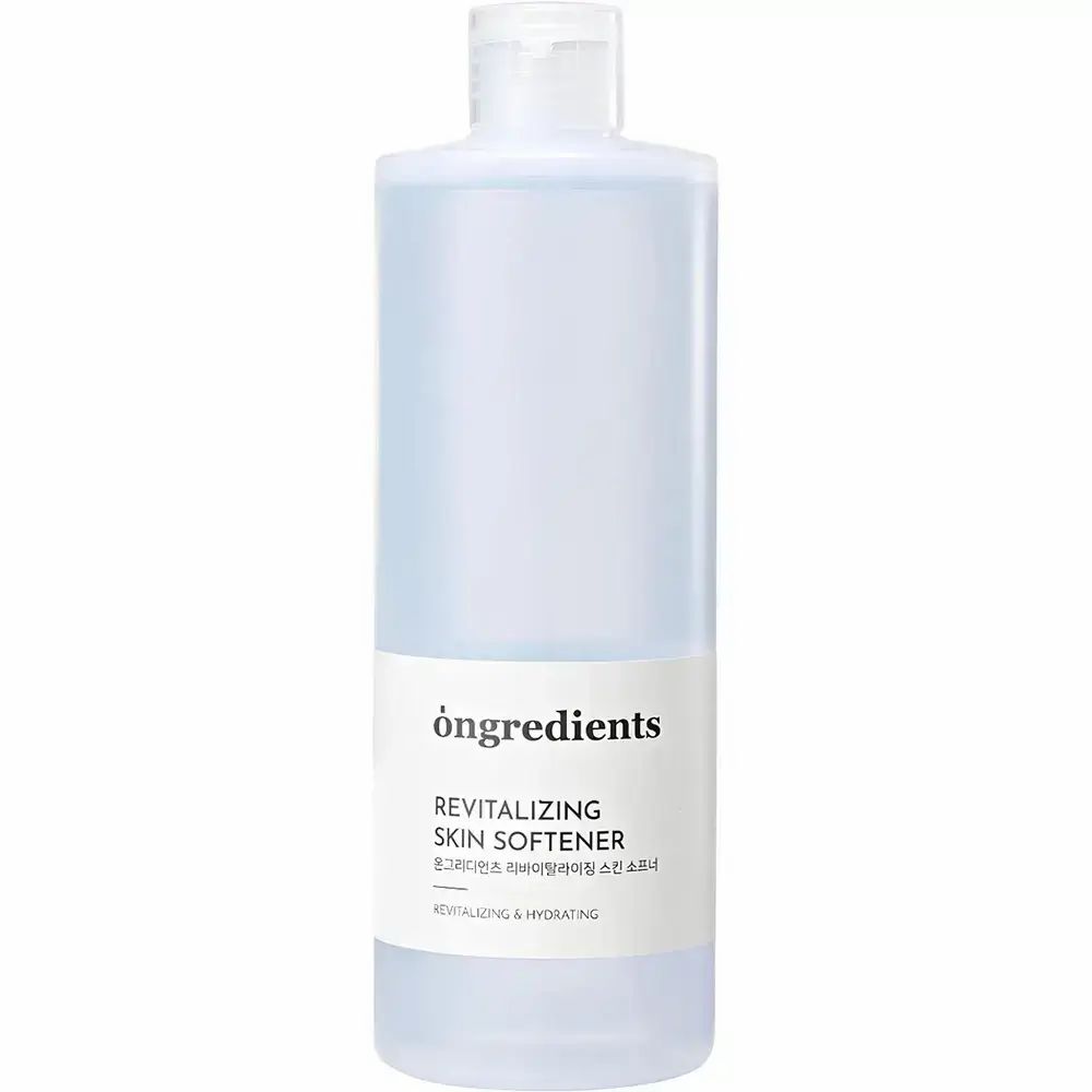 Transparente Flasche mit weißem Etikett. Aufschrift: Ongredients, Revitalizing Skin Softener. Klare Flüssigkeit sichtbar.