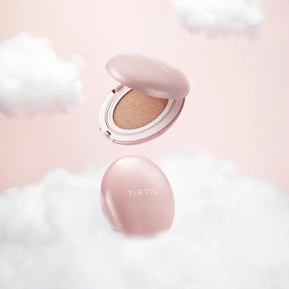 Rosa Make-up-Kompaktpuder, geöffnet und geschlossen, in Wolken. Der Deckel ist mit „TIRTIR“ beschriftet. Der Puder ist in der geöffneten Dose sichtbar.