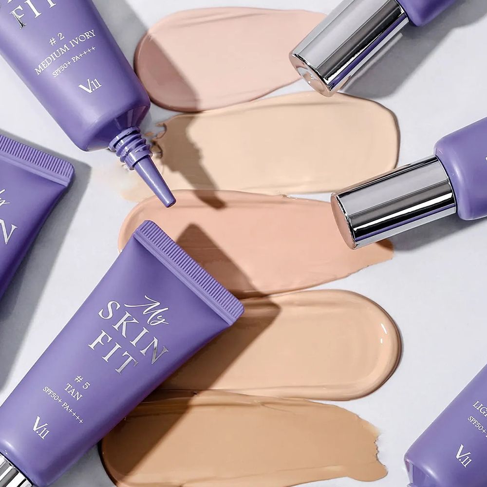Mehrere Tuben BB Cream mit Farbklecksen. Aufschrift: My Skin Fit. Verschiedene Farbtöne. Silberne Kappen.