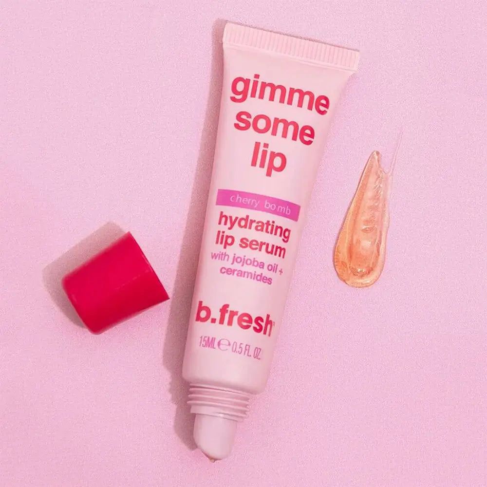 Rosa Tube mit rotem Deckel und Serum-Tropfen. Aufschrift: gimme some lip, Cherry bomb, hydrating lip serum, b.fresh.