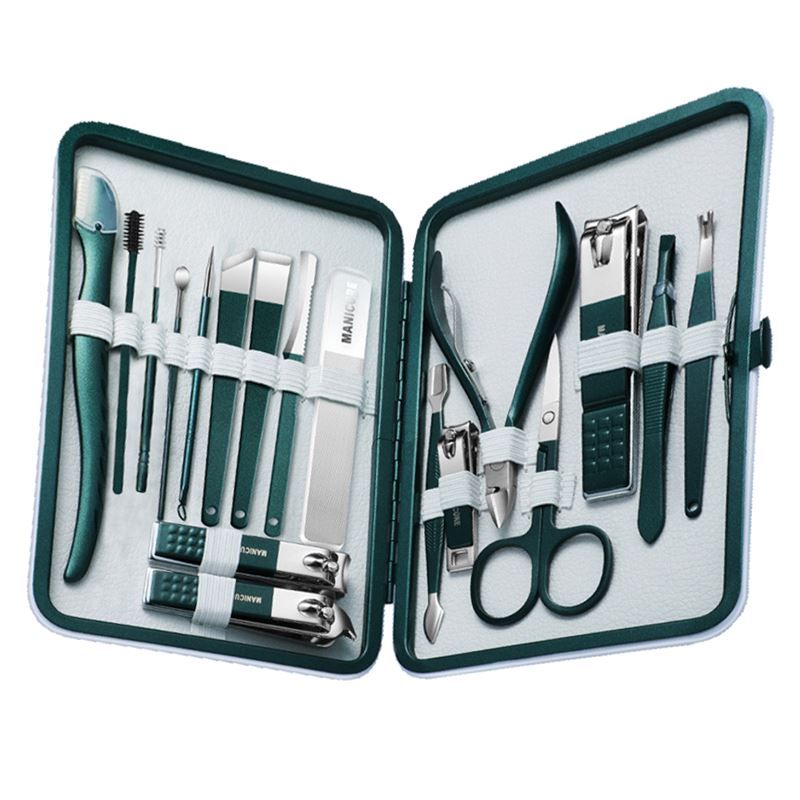 Geöffnete, dunkelgrüne Maniküre-Set-Box. Enthält verschiedene Werkzeuge: Nagelfeilen, Nagelknipser, Schere, Pinzette und mehr. Werkzeuge sind dunkelgrün.