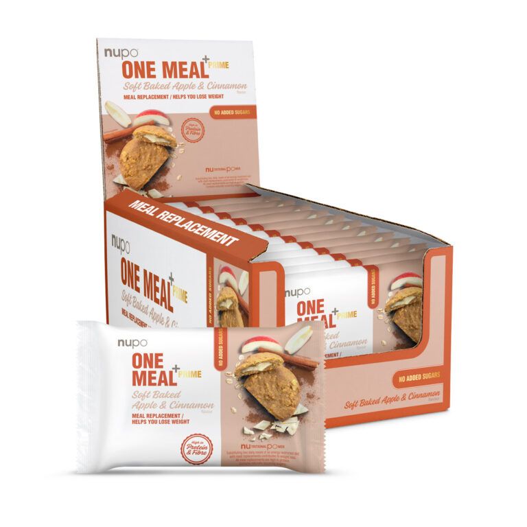 Produktpräsentation: Karton mit Riegeln und einzelne Riegel. Verpackung: One Meal +Prime Soft Baked Apple & Cinnamon. Text: Meal Replacement, Helps you lose weight.