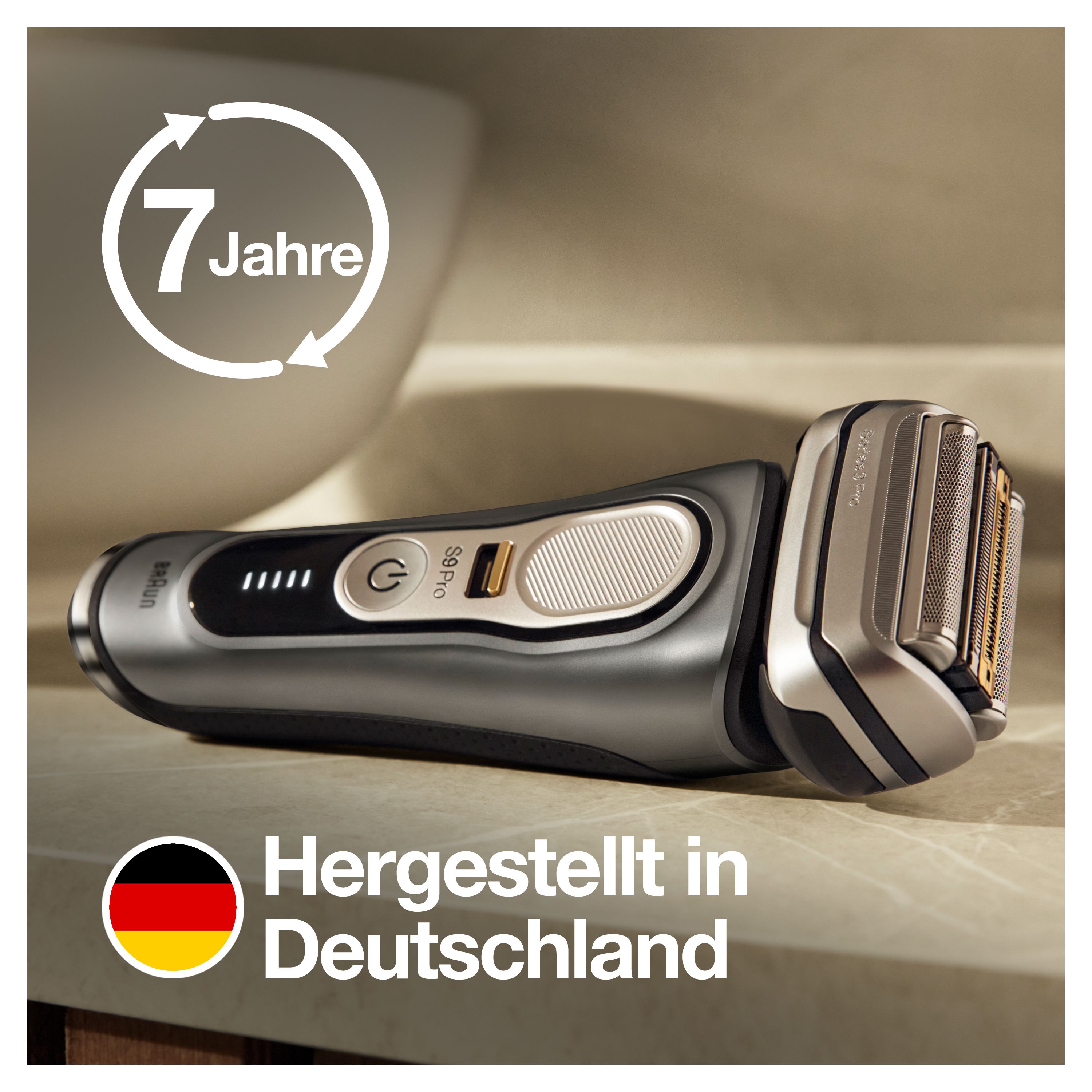 Elektrischer Rasierer auf einer Oberfläche. Text: "7 Jahre" und "Hergestellt in Deutschland".