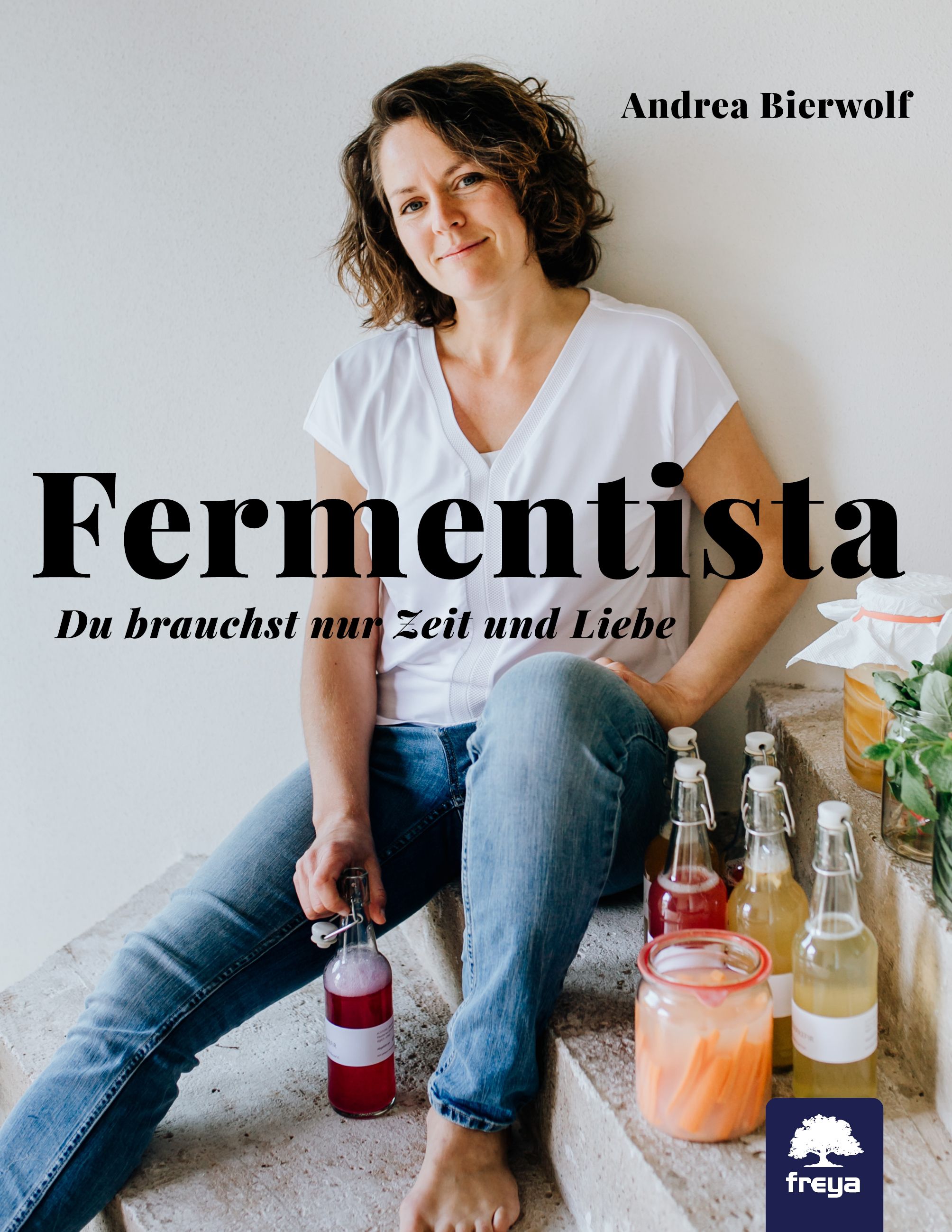 Buchcover mit Titel "Fermentista" und Autorin Andrea Bierwolf. Frau sitzt mit Flaschen und Gläsern auf Treppe.