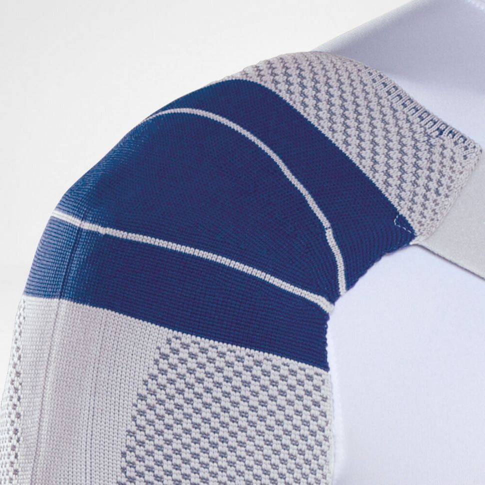 Nahaufnahme der OmoTrain S Schulterbandage. Blau-graues Gestrick, bedeckt Schulter und Oberarm.