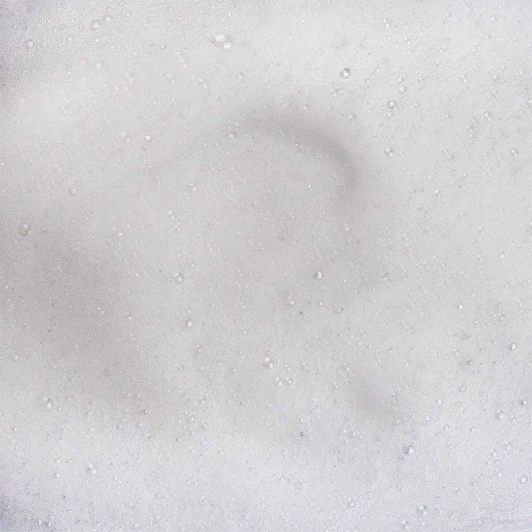 Nahaufnahme von weißem Mousse. Blasenartige Textur.