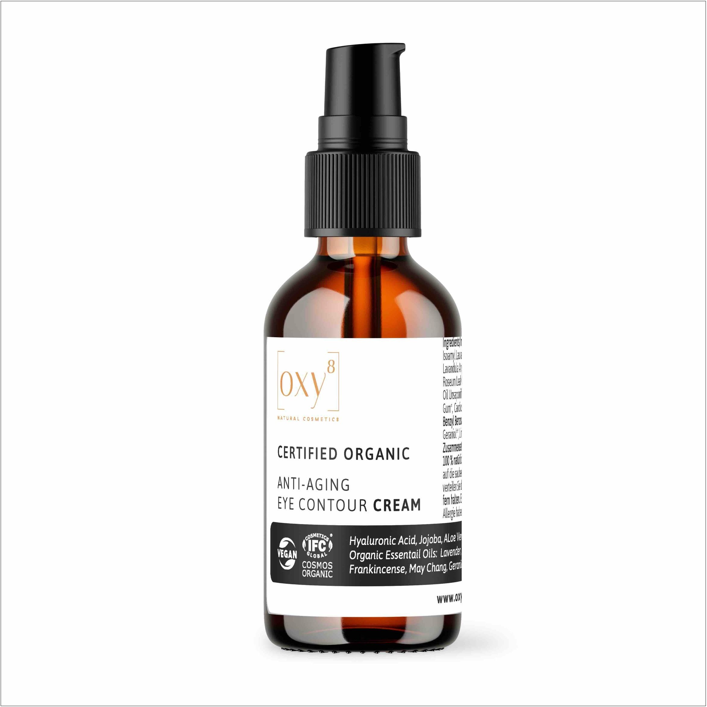 Braune Flasche mit schwarzem Pumpkopf. Aufkleber mit Produktinformationen und Zertifizierungen.