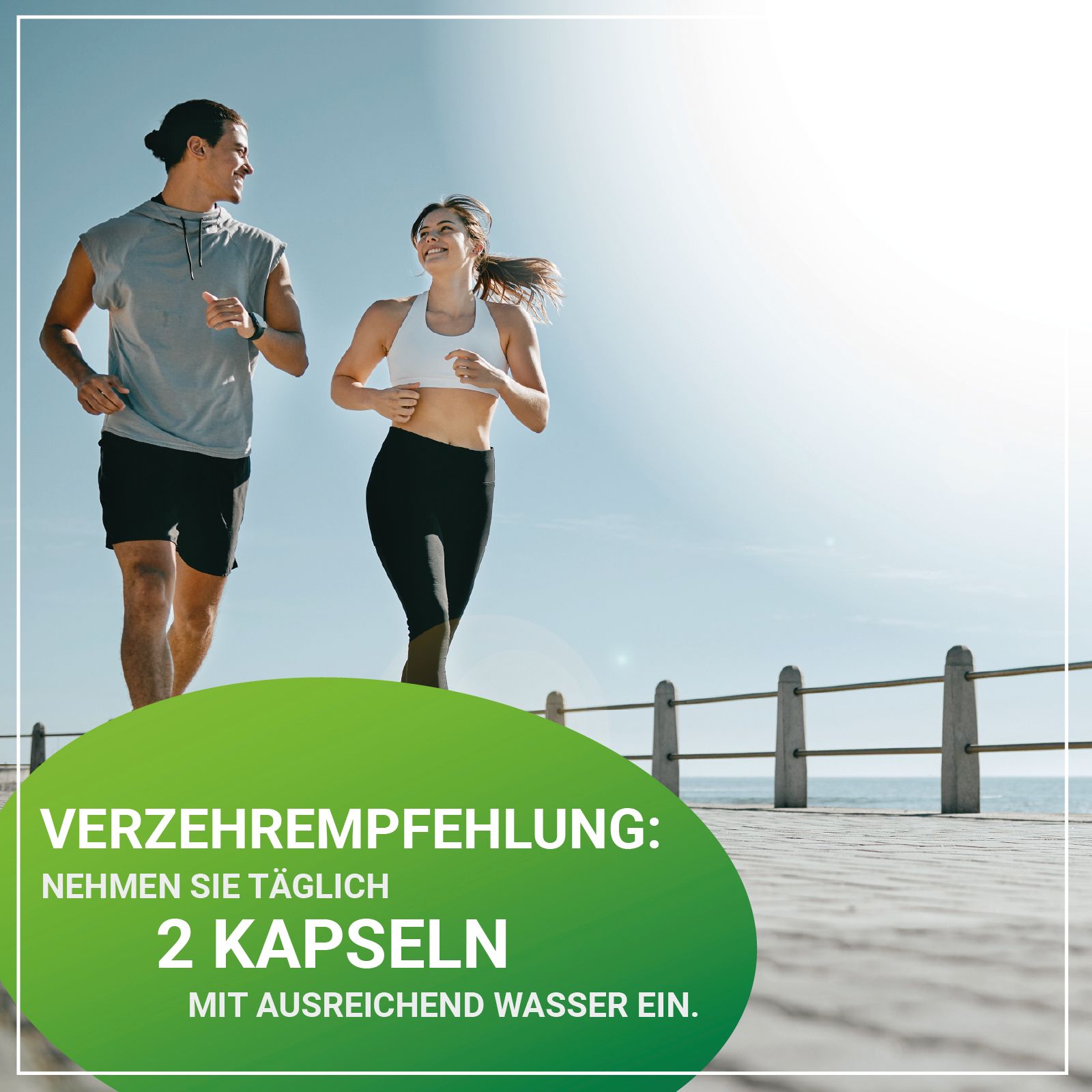Zwei Personen joggen am Meer. Text: Verzehrempfehlung: Nehmen Sie täglich 2 Kapseln mit ausreichend Wasser ein.