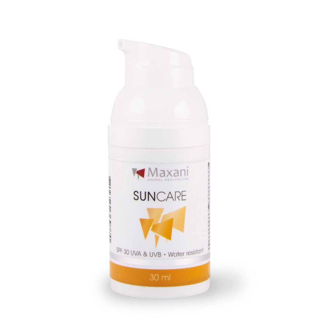 Weiße Flasche mit Pumpe. Aufschrift: SUNCare, SPF 30 UVA & UVB, wasserfest. 30 ml.