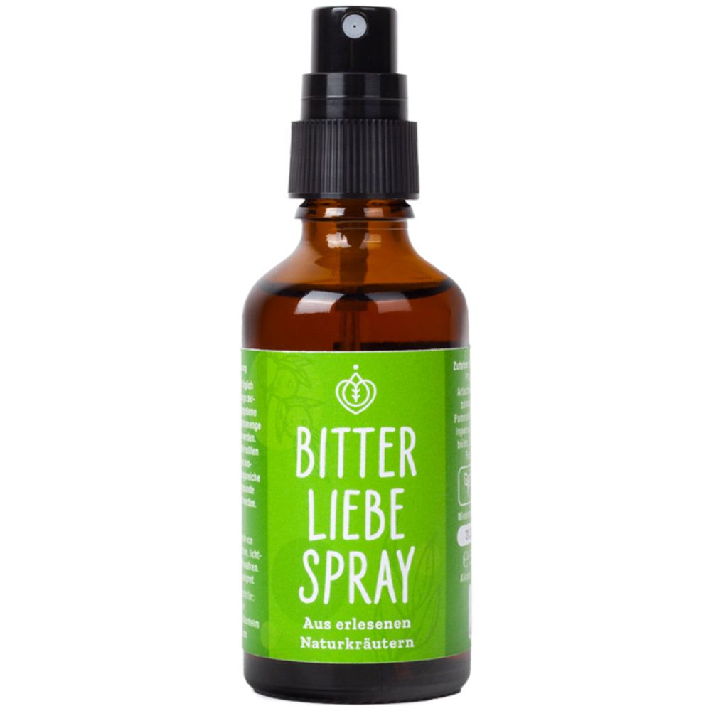 Braune Glasflasche mit Sprühkopf. Grünes Etikett mit "BitterLiebe Spray" und Logo. Flasche steht aufrecht.
