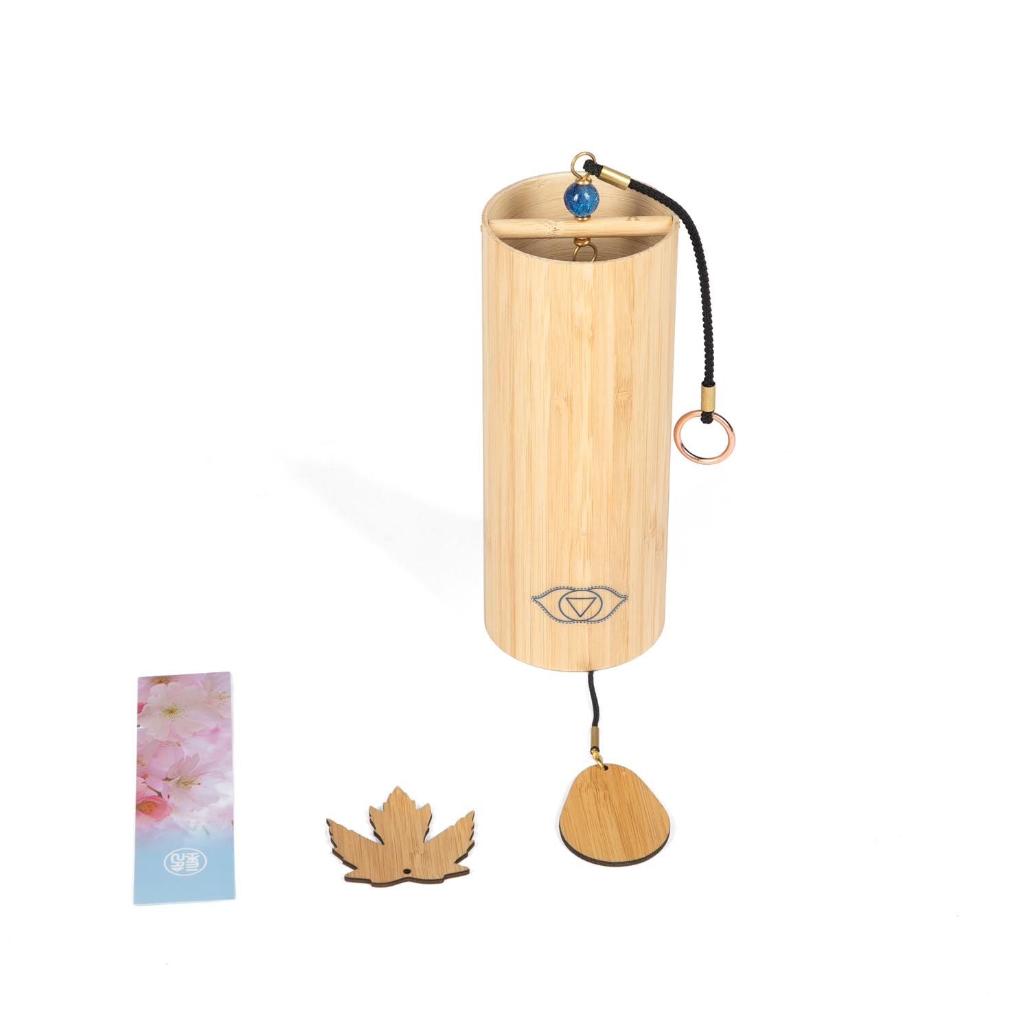 Klangspiel aus Bambus mit Holzblatt und Karte. Das Klangspiel hat ein Chakra-Symbol und eine blaue Kugel.