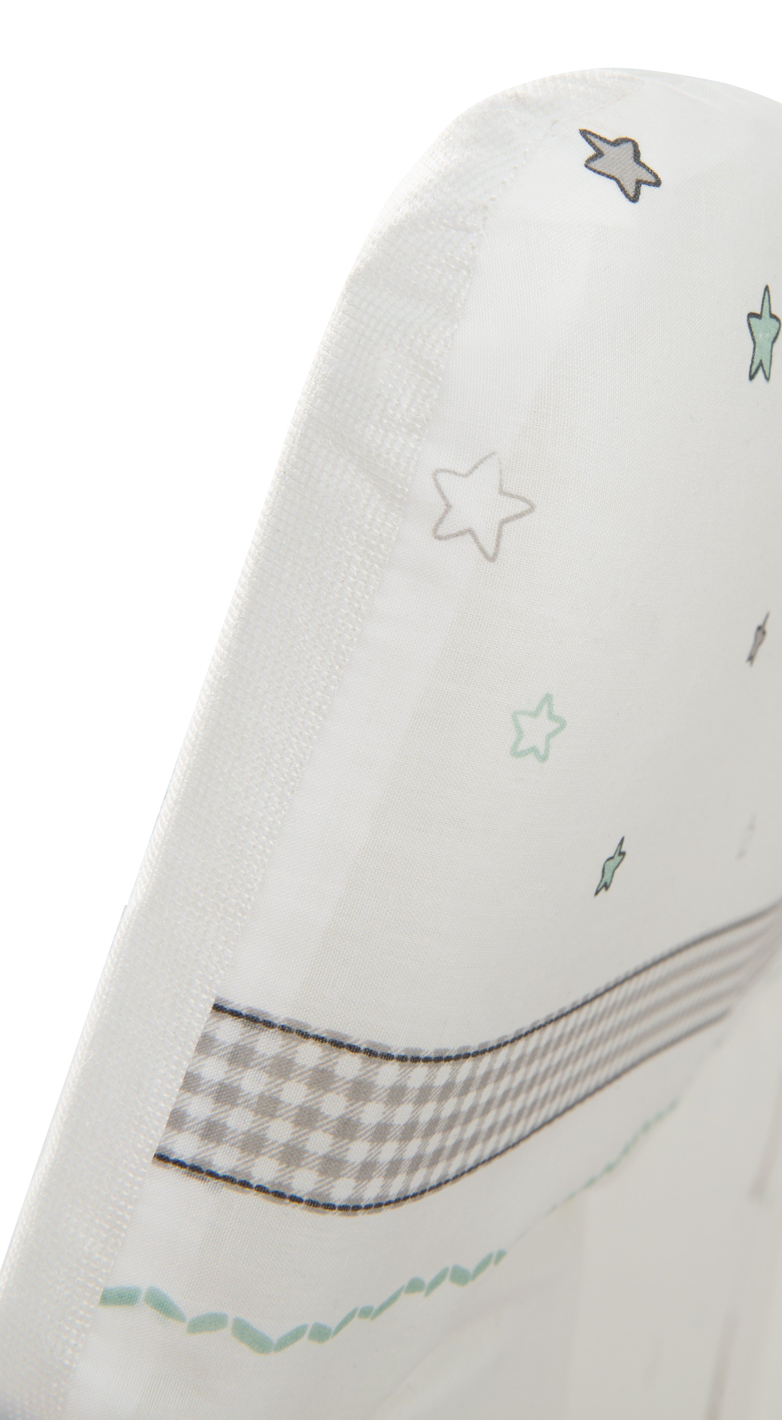 Detail Wickelauflage. Weiß mit Sternen und Karomuster. Graue und grüne Akzente. Abgerundete Form.