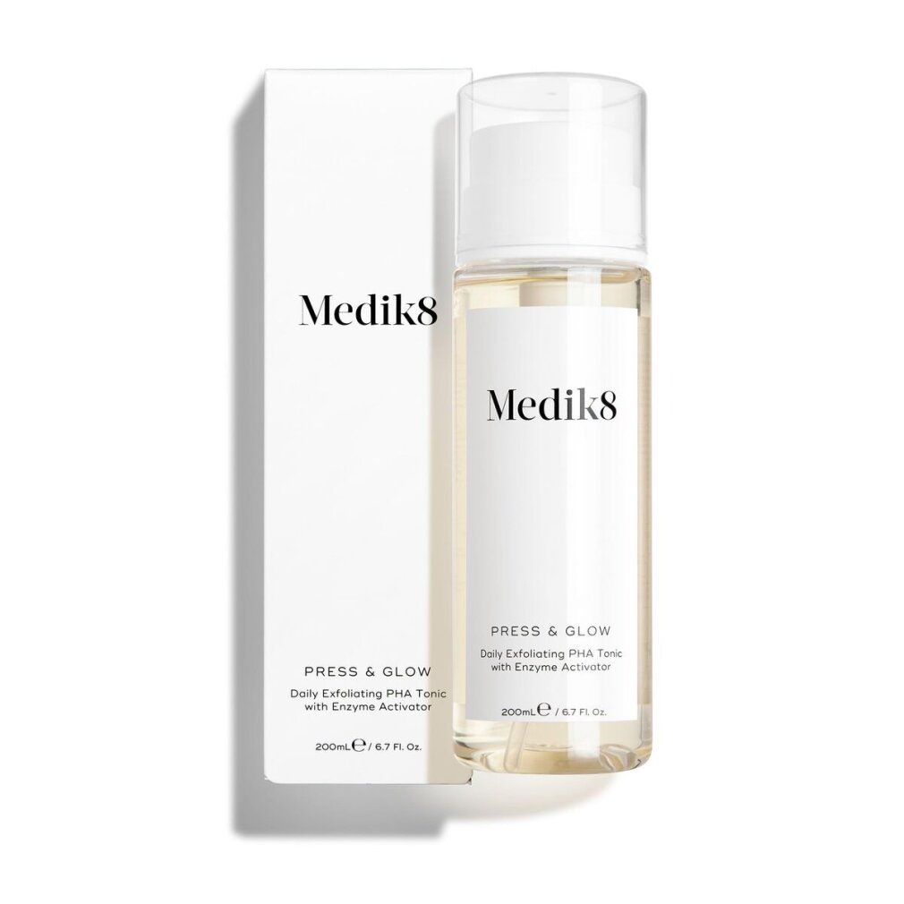 Medik8 Press & Glow Toner und Verpackung. Flasche mit weißem Deckel und Karton. Aufschrift: Medik8, Press & Glow, 200ml/6.7 fl.oz.