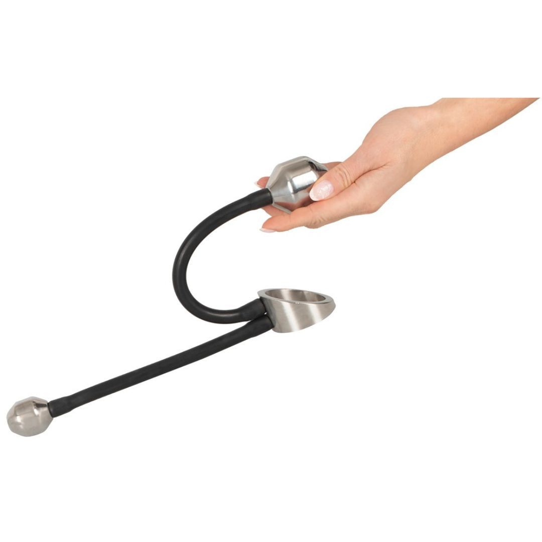 Produkt mit Metallring und zwei Gewichten, gehalten von einer Hand. Schwarze Verbindungen zwischen den Teilen.