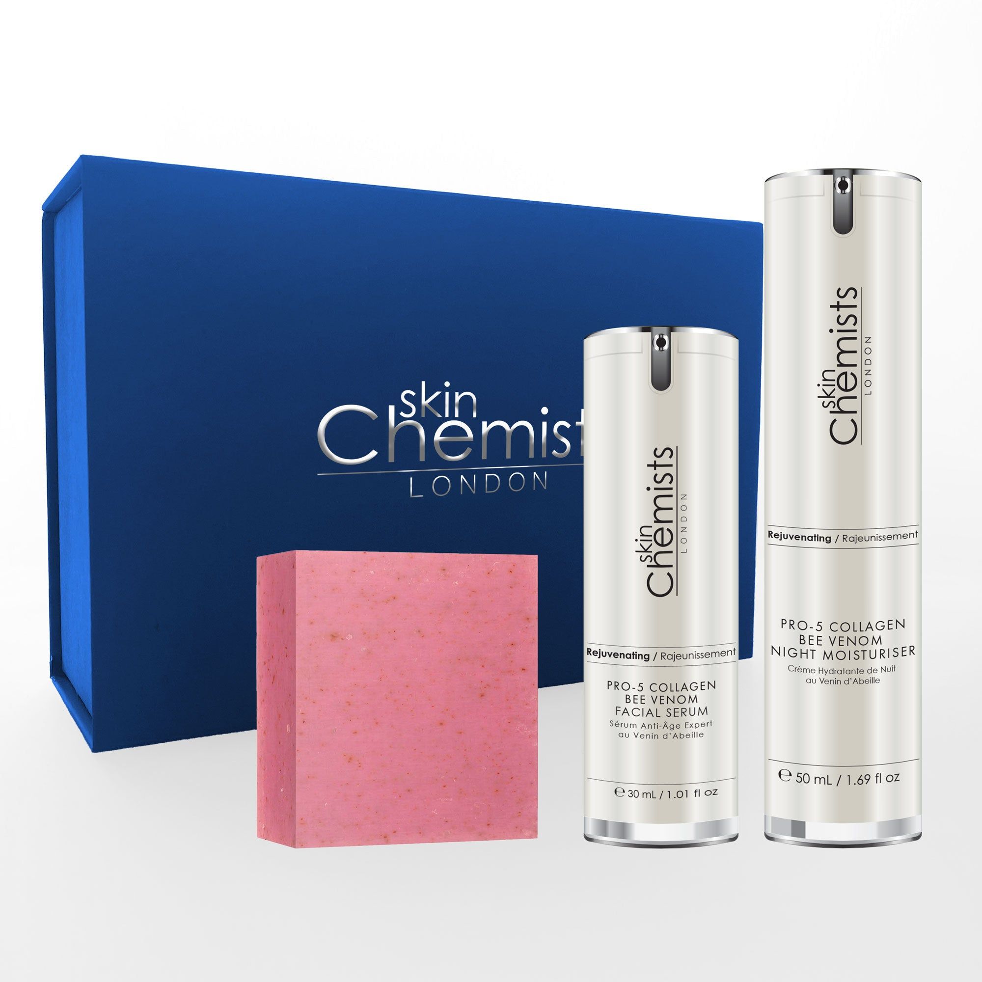 Geschenkset mit blauer Box, rosa Block und zwei weißen Flaschen mit Aufschrift "skinChemists LONDON".