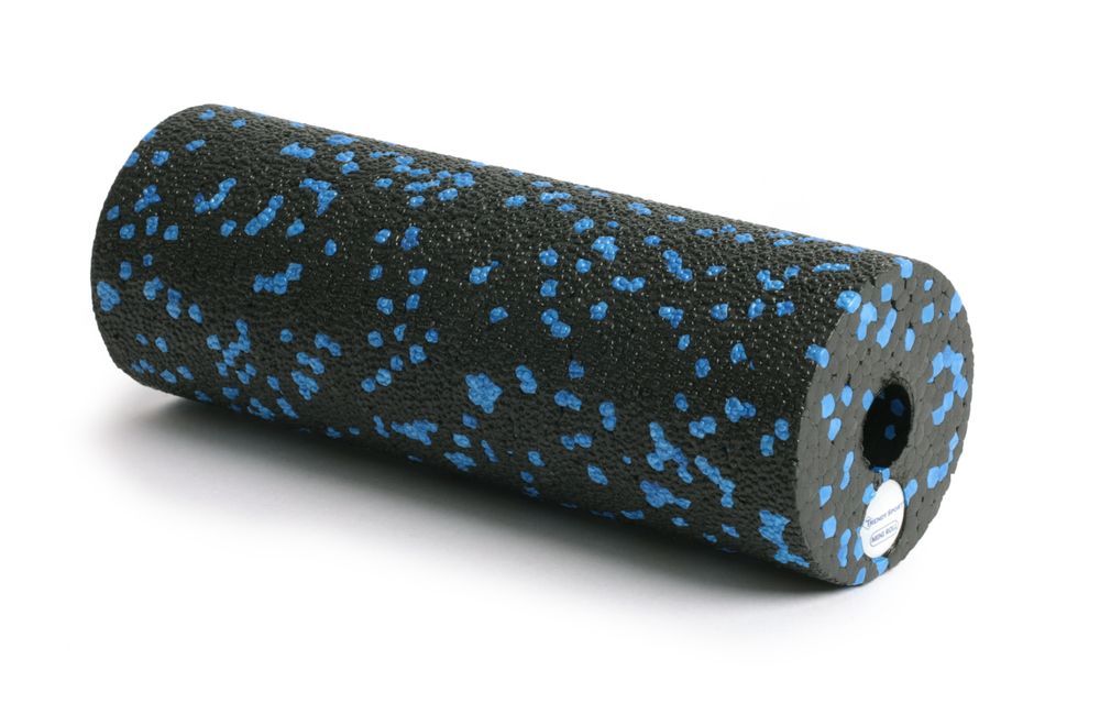 Zylindrische Faszienrolle. Schwarzer Schaumstoff mit blauen Punkten. Loch an den Enden. Aufkleber mit Logo.