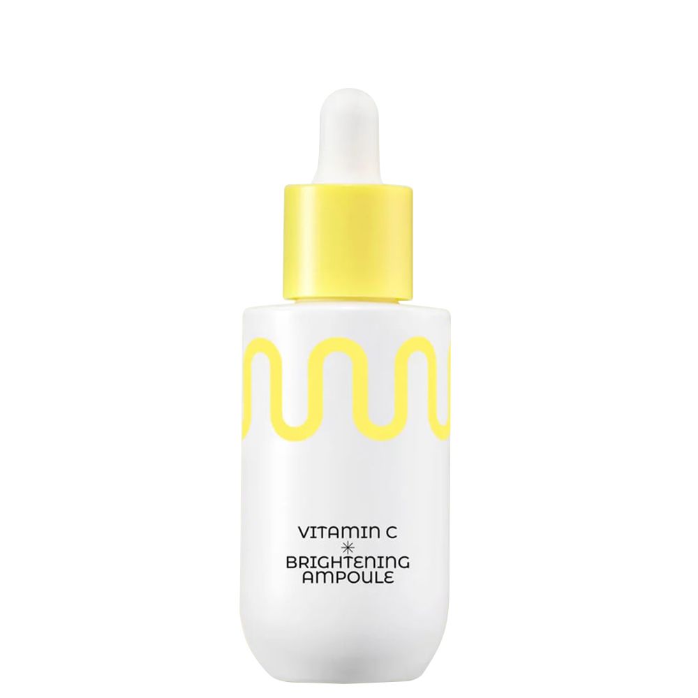 Weiße Pipettenflasche mit gelbem Verschluss und Wellenmuster. Enthält Vitamin C Brightening Ampoule.