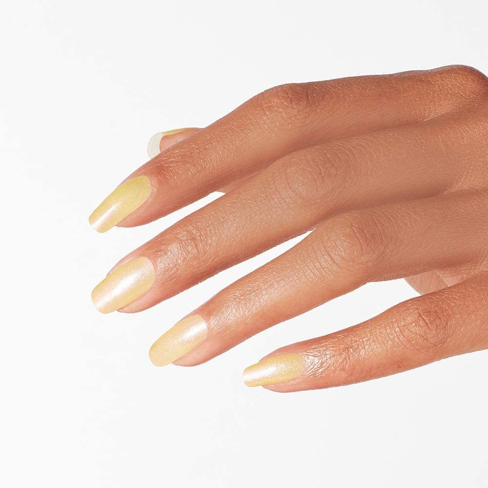 Hand mit lackierten Nägeln. Die Nägel sind mit gelbem Nagellack lackiert.