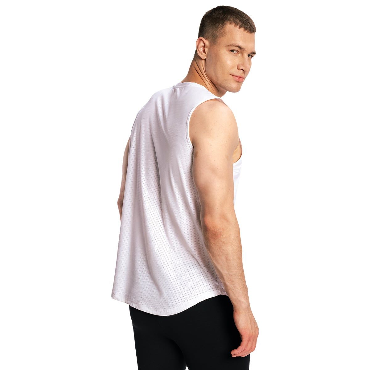 Ein Mann trägt ein weißes, ärmelloses Tanktop mit rundem Halsausschnitt und seitlich abgerundetem Saum.