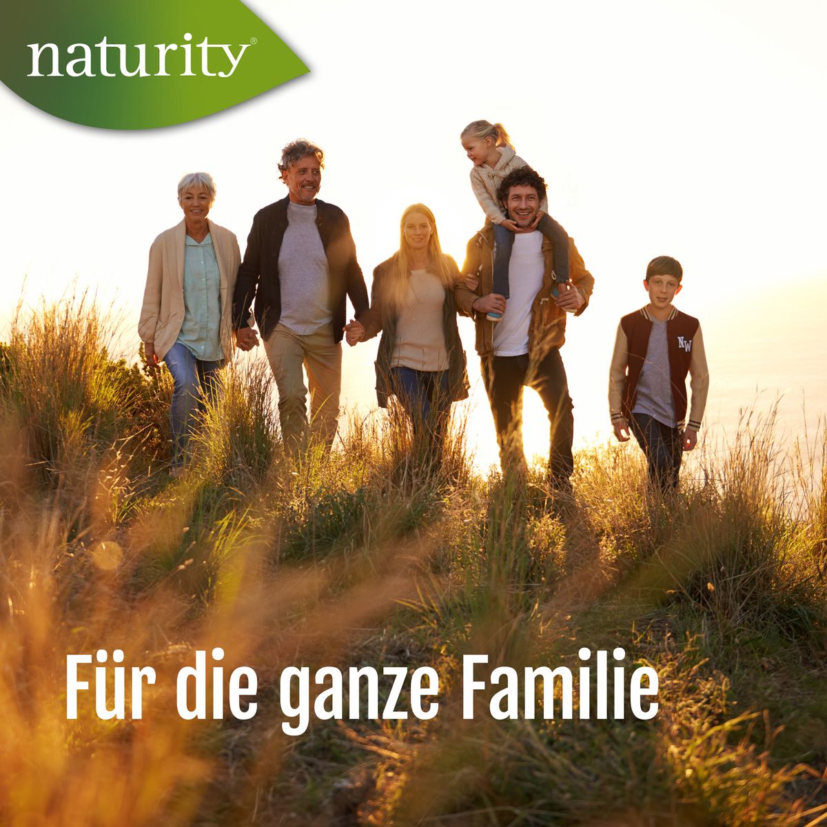 Familie geht spazieren. Text: Für die ganze Familie. Natur und Sonnenlicht.
