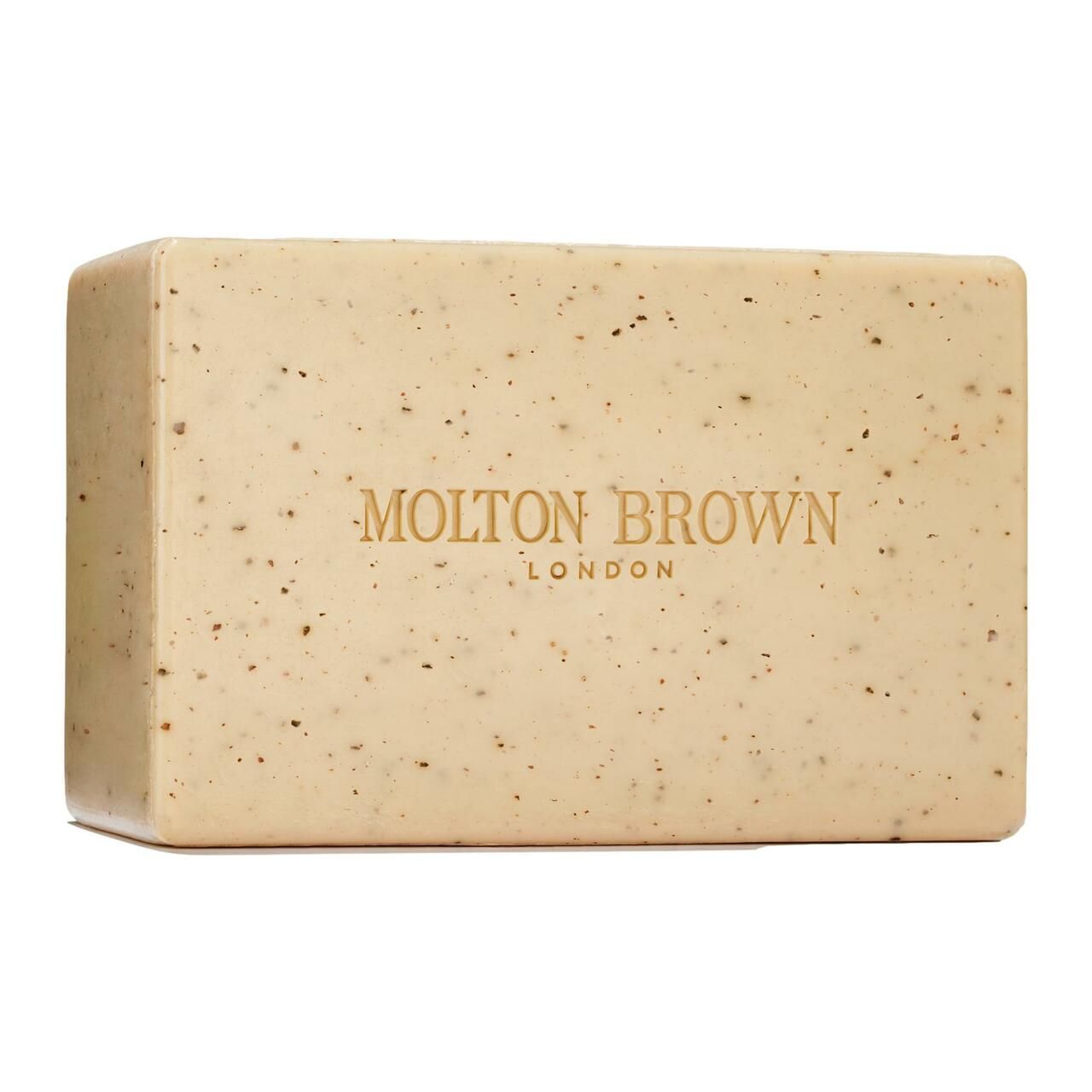 Beige Seife mit braunen Sprenkeln und goldener Prägung "MOLTON BROWN LONDON".
