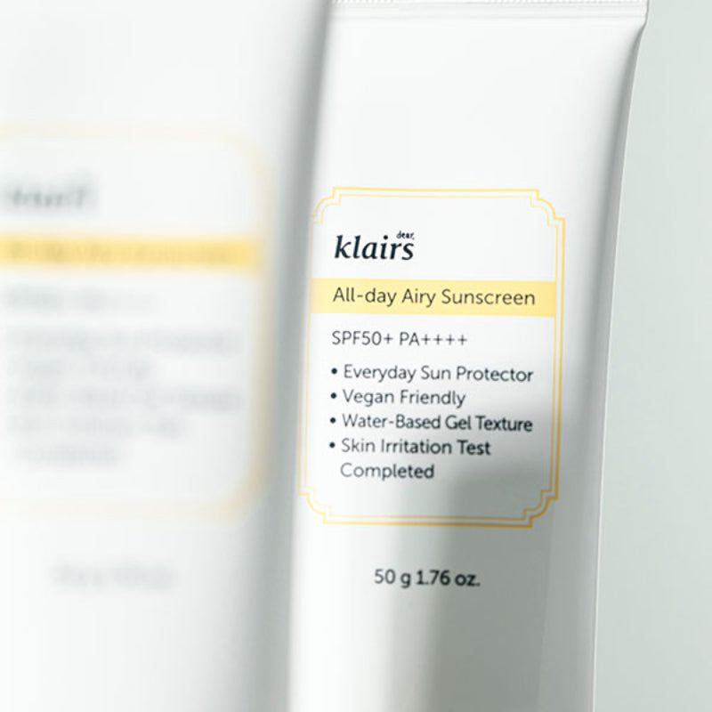 Nahaufnahme einer weißen Tube mit gelbem Etikett. Aufschrift: klairs All-day Airy Sunscreen SPF50+ PA++++. 50 g 1.76 oz.