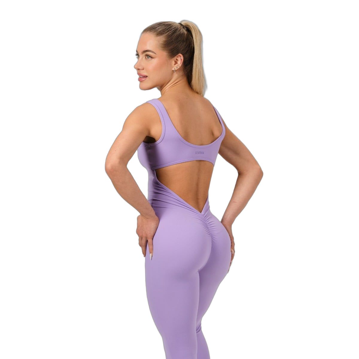 Rückansicht eines lilafarbenen Jumpsuits mit tiefem Rückenausschnitt und geraffter Gesäßpartie.