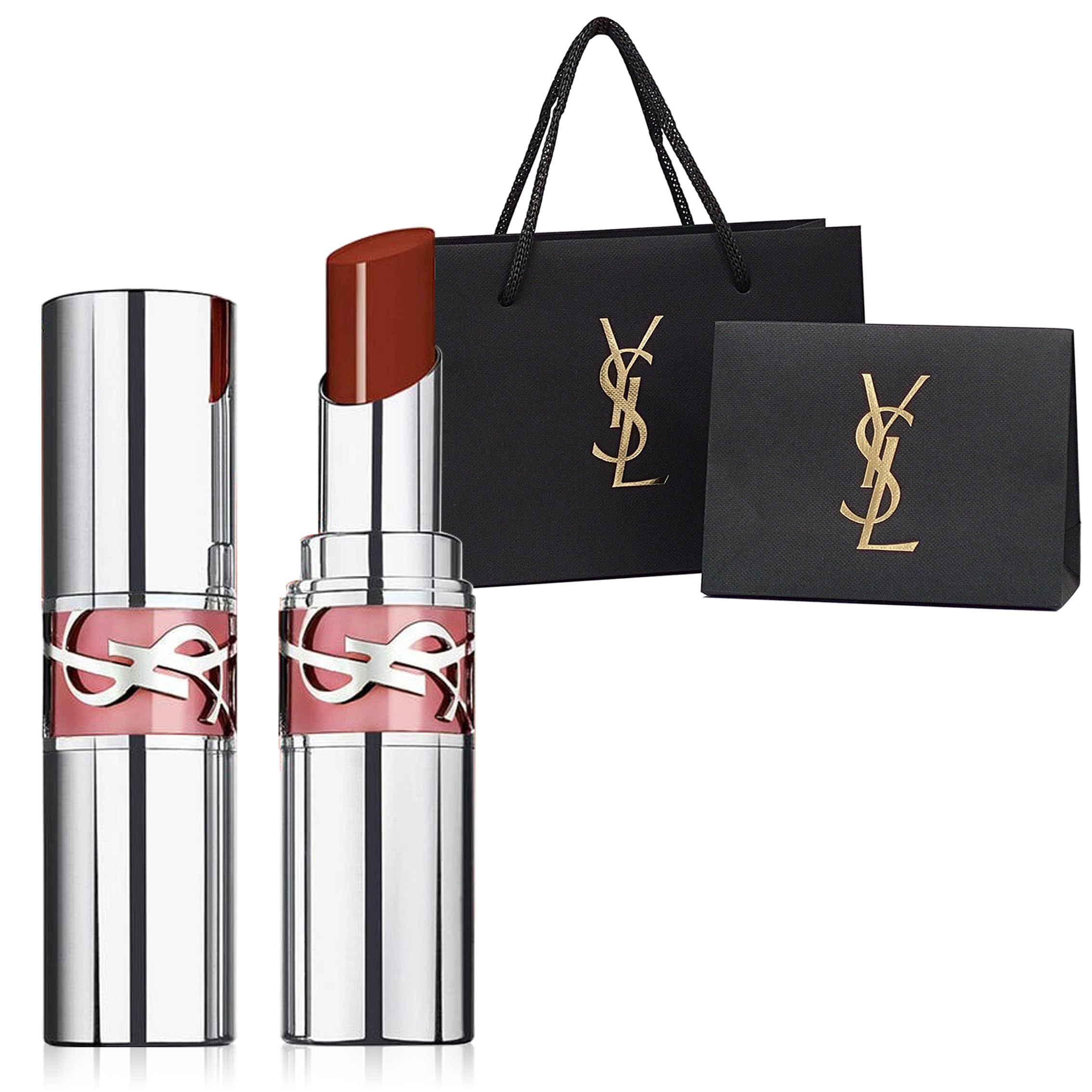 Zwei Lippenstifte mit silbernen Hüllen und rosa Akzenten. Schwarze Tragetasche und kleine Tasche mit goldenem Logo.