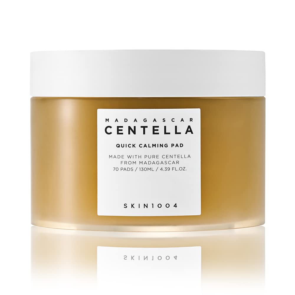 Runde Dose mit weißem Deckel. Etikett mit Text: CENTELLA QUICK CALMING PAD. Marke: SKIN1004. 70 Pads/150ml/4.39 FL.OZ.