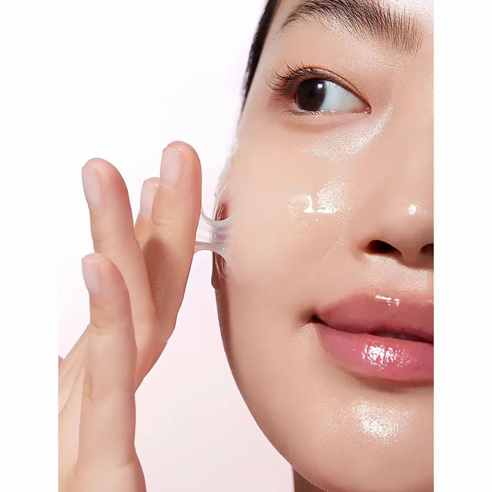 Nahaufnahme eines Gesichts. Eine transparente Substanz wird von der Haut abgezogen.