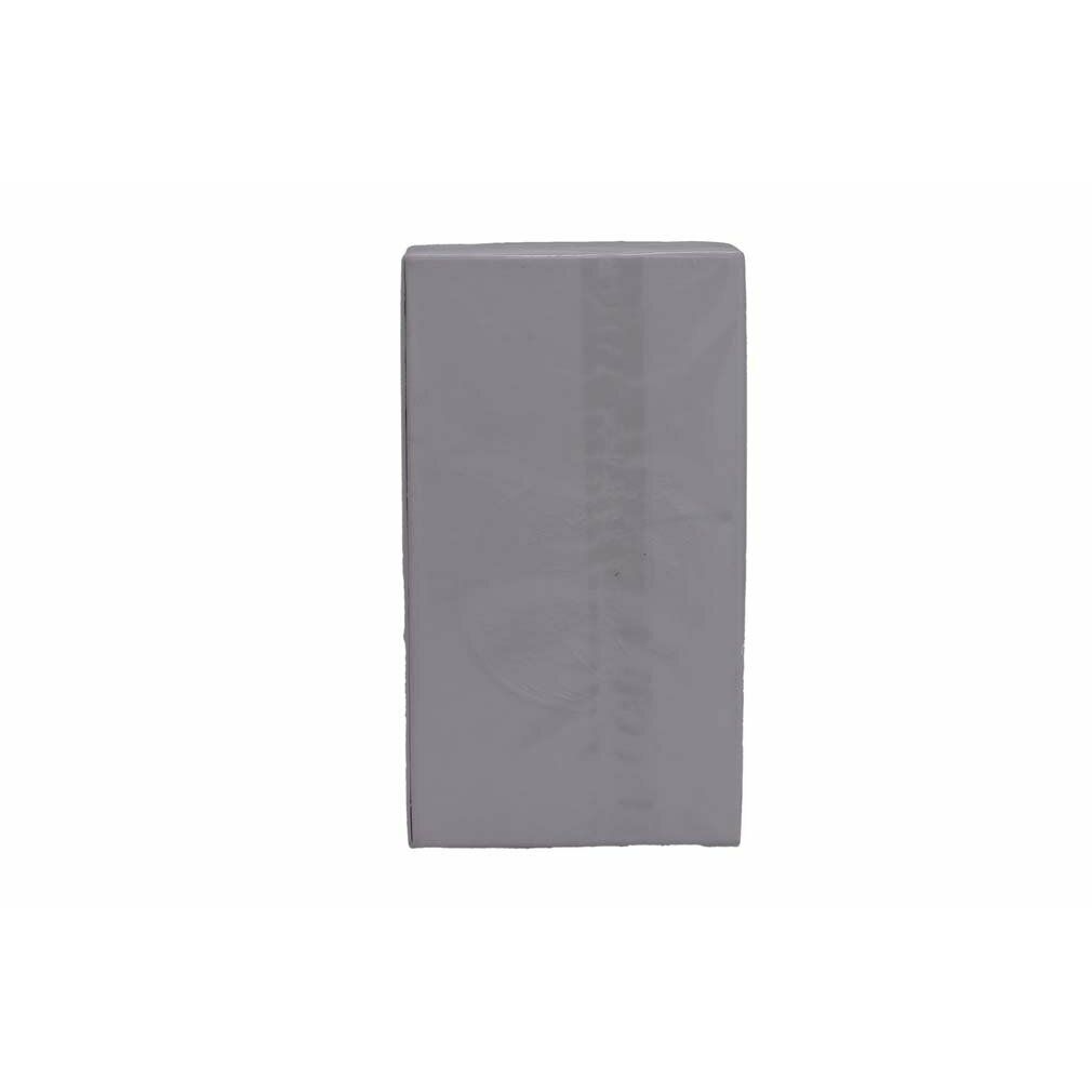 Graue rechteckige Verpackung. Die Verpackung ist mit Folie umwickelt.