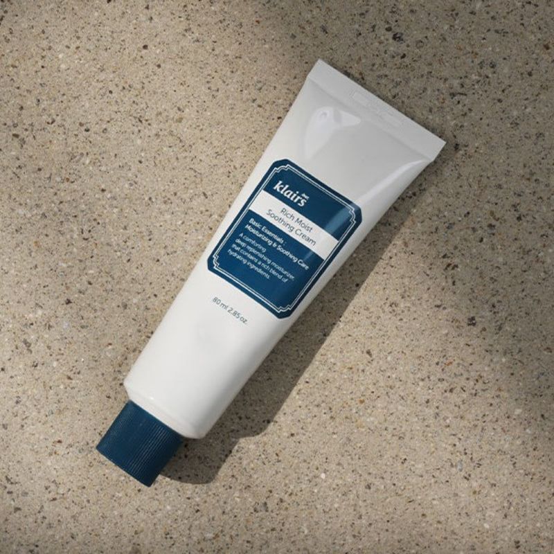 Weiße Tube mit blauem Deckel auf Stein. Aufschrift: klairs Rich Moist Soothing Cream. 80 ml.