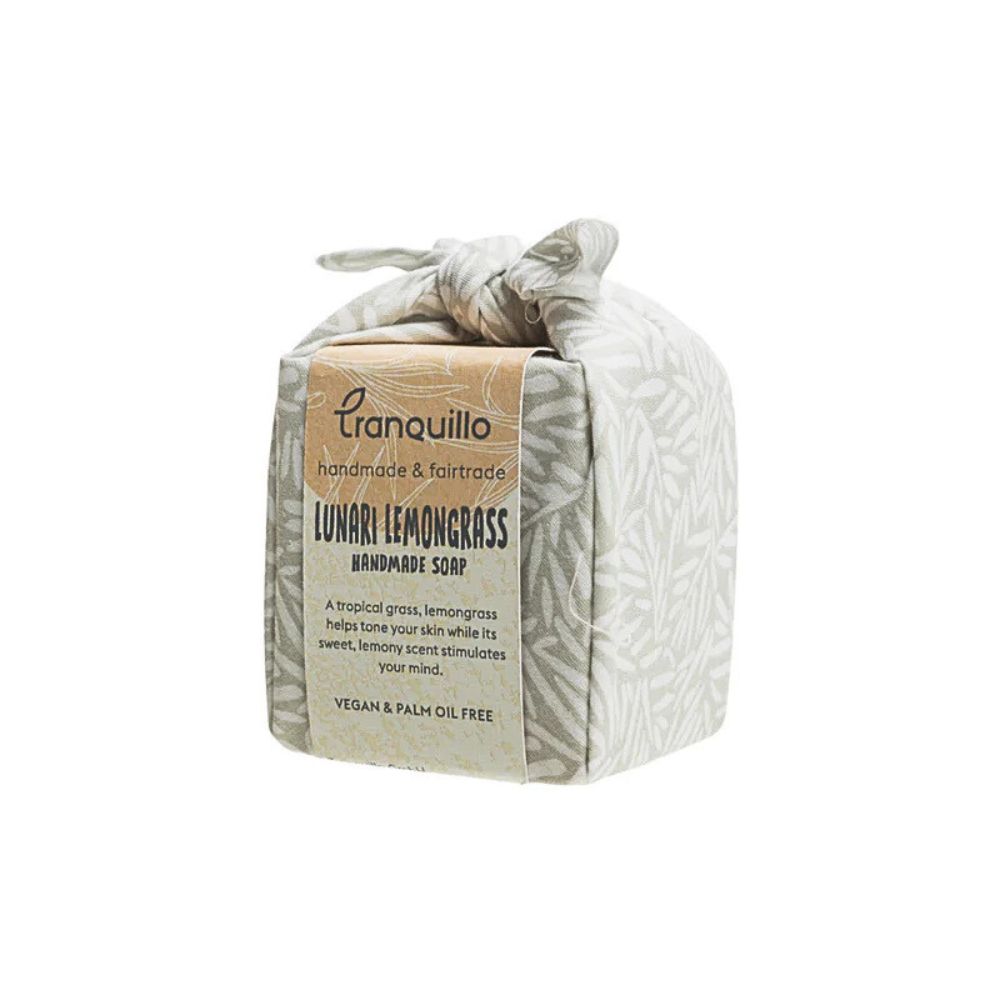 Seife in Stoff verpackt. Auf dem Etikett steht "Tranquillo Lunari Lemongrass". Vegan und palmölfrei.