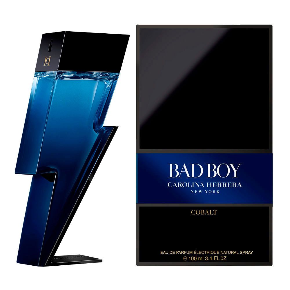 Blaues Parfüm in Blitzform und schwarzer Verpackung. Text: BAD BOY, COBALT, CAROLINA HERRERA.