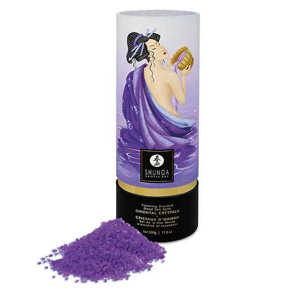 Zylindrische Verpackung mit lila Badesalz. Aufdruck einer Frau. Text: Shunga Exotic Art, Oriental Crystals.