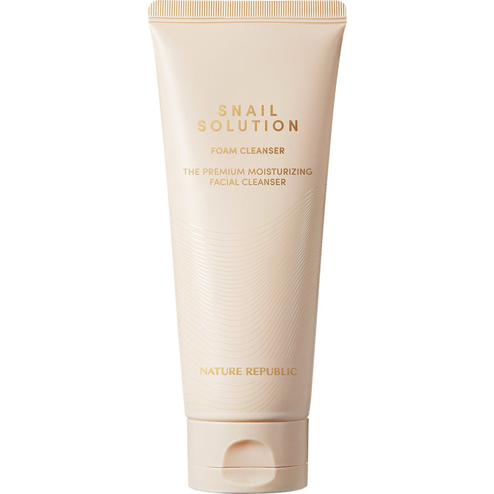 Beigefarbene Tube mit "Snail Solution Foam Cleanser"-Aufdruck. Text: "The Premium Moisturizing Facial Cleanser". Marke: NATURE REPUBLIC.