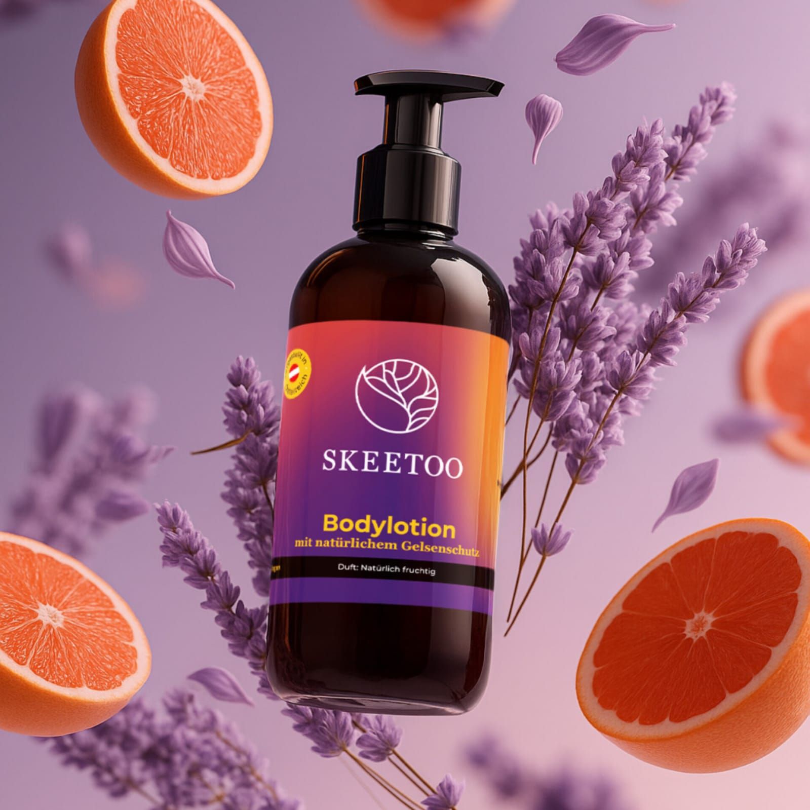 Braune Flasche mit schwarzem Pumpkopf. Etikett mit Logo und Schriftzug SKEETOO Bodylotion. Umgeben von Grapefruit und Lavendel.