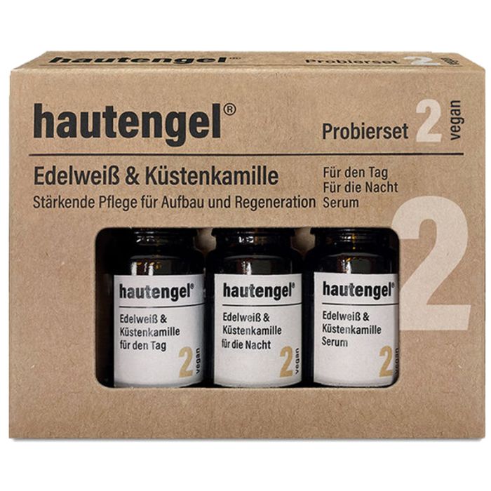 Geschenkset mit drei kleinen Hautengel-Tiegeln. Aufschrift: Edelweiß & Küstenkamille, Serum, für Tag und Nacht. Vegan.