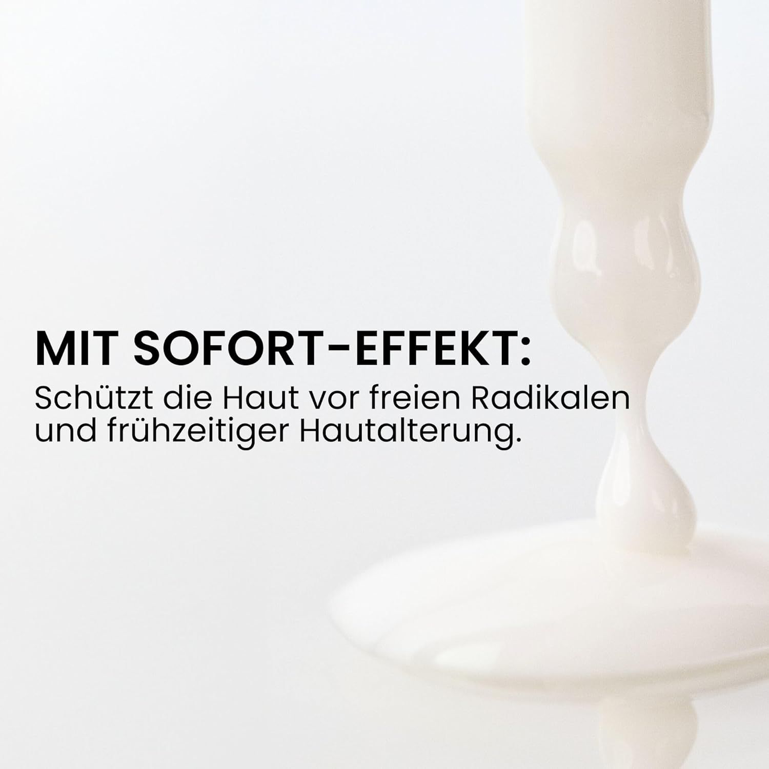 Weißes Serum fließt. Text: MIT SOFORT-EFFEKT: Schützt die Haut vor freien Radikalen und frühzeitiger Hautalterung.