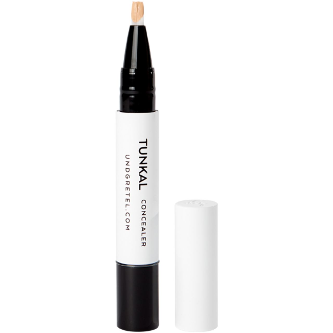 Concealer-Stift mit geöffneter Kappe. Schwarzer Applikator. Produktname und Website-Adresse.