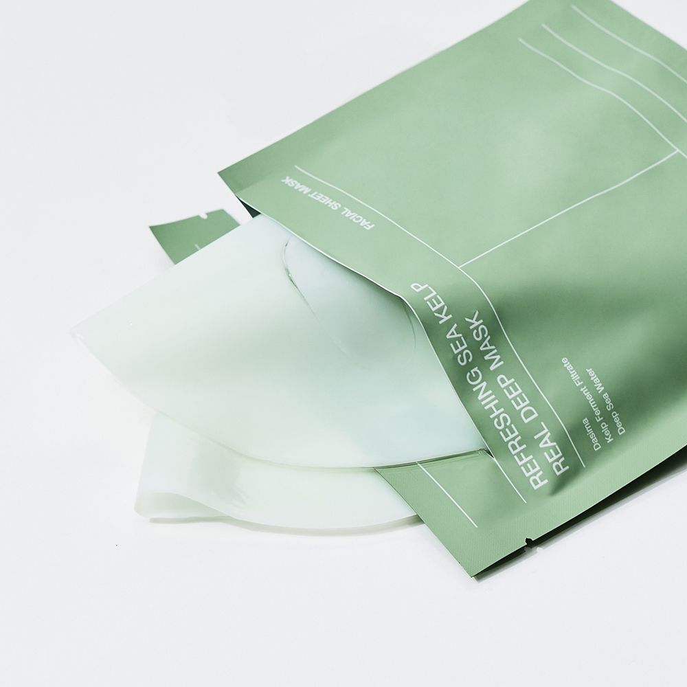 Biodance Refreshing Sea Kelp Real Deep Mask, eine Maske wird aus der Verpackung genommen.