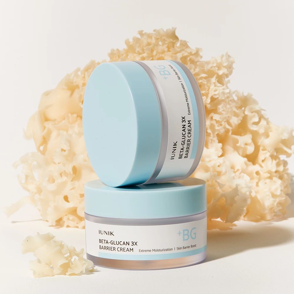 Zwei Creme-Tiegel mit blauem Deckel, übereinander. Aufschrift: iUNIK, Beta-Glucan 3X Barrier Cream. Hintergrund: Pilz.