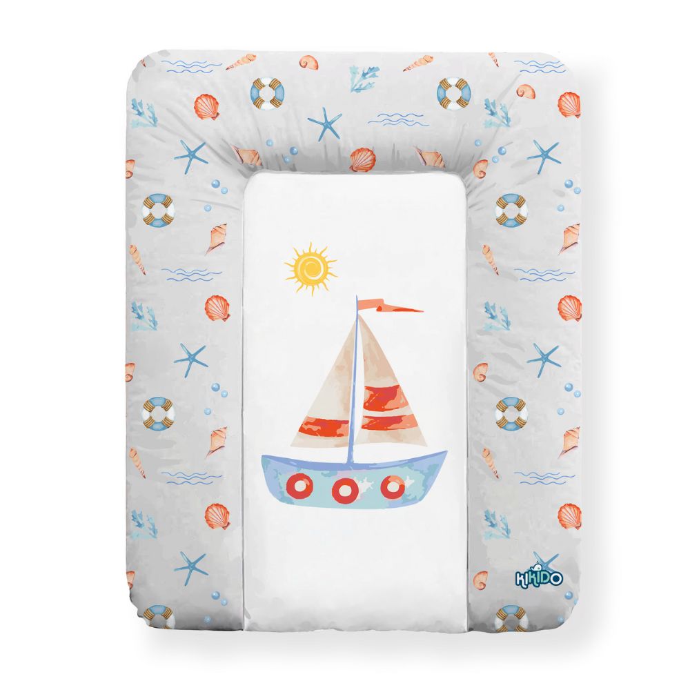 Wickelauflage mit maritimen Muster. Motiv: Segelboot, Sonne, Muscheln, Seesterne. Abgerundete Form. Kikido-Logo.