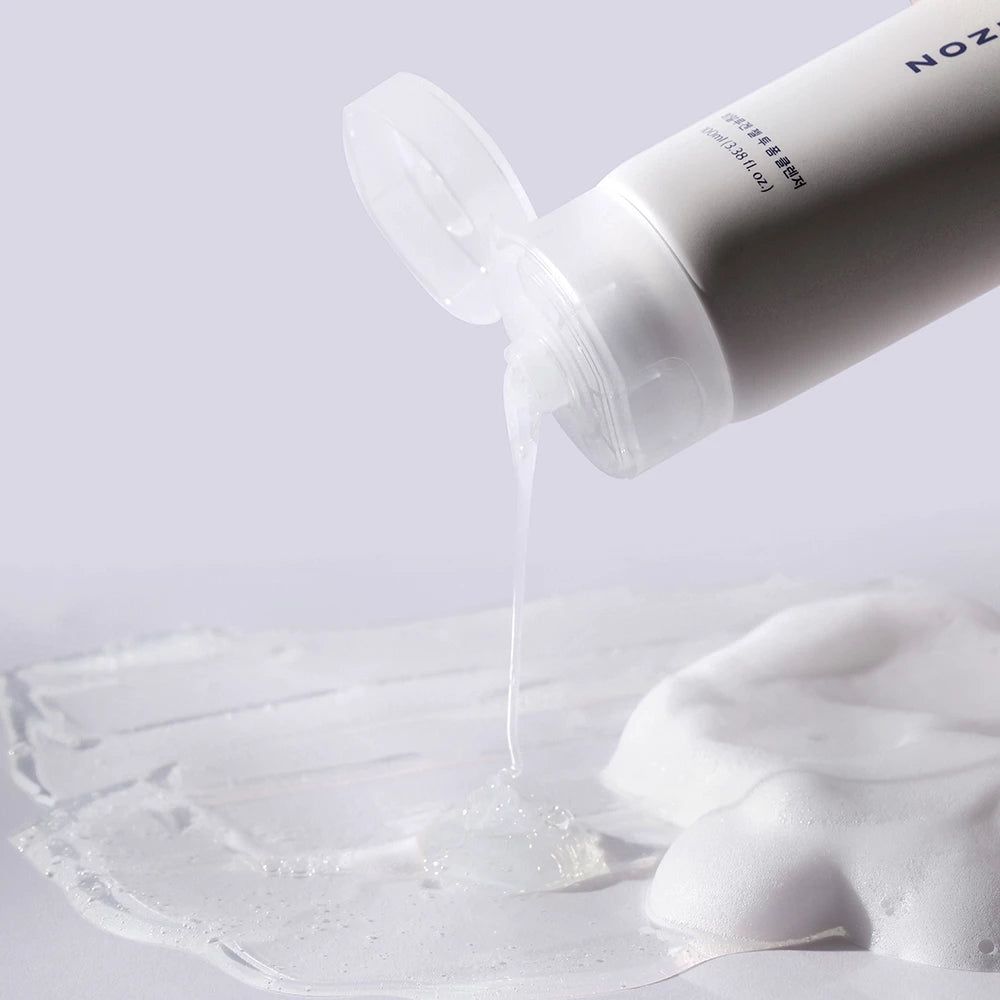 Tube mit Produkt, Produkt fließt heraus. Aufschrift HYALUGEN, GEL TO FOAM CLEANSER, MIZON. Schaum daneben.